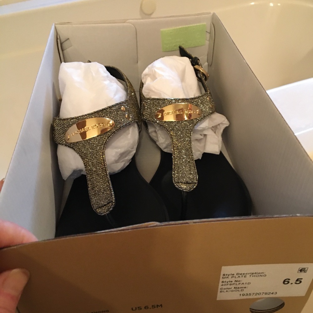 New Micheal Kors Plate Thong Sandals NWT 👠 - Picture 7 of 8